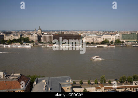 Danube sur bel après-midi d'été vu de côté de Buda à travers à l'Hôtel Intercontinental Banque D'Images