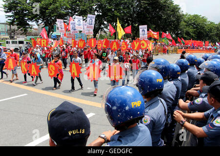 Aux Philippines. Le 25 juillet, 2016. Les membres de la police nationale laissent place aux milliers de manifestants ont défilé le long de la route de Batasan à Quezon City ce qu'être salué comme un lieu historique sur l'état de la Nation rally. Dirigé par le groupe de coordination a BagongAlyansangMakabayan (bayan) le 25 juillet 2016. Le président Roa Duterte son premier rapport sur l'état de la Nation (SONA) à l'intérieur de la Chambre des Représentants. © Gregorio B. Dantes Jr./Pacific Press/Alamy Live News Banque D'Images