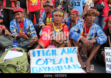 Aux Philippines. Le 25 juillet, 2016. Groupe "tribus LUMAD" appelant à retirer toutes les forces militaires et des groupes de bras dans leur communauté au cours des milliers de manifestants ont défilé le long de la route de Batasan à Quezon City ce qu'être salué comme un lieu historique sur l'état de la Nation rally. Les groupes dirigés par le groupe de coordination Bagong Alyansang Makabayan (bayan). Le président Roa Duterte son premier rapport sur l'état de la Nation (SONA) à l'intérieur de la Chambre des Représentants. © Gregorio B. Dantes Jr./Pacific Press/Alamy Live News Banque D'Images