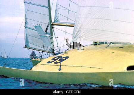 AJAXNETPHOTO. 5ème Juin, 1976. PLYMOUTH, en Angleterre. OSTAR 1976 - - Three cheers (GBR) skippé par Mike McMULLEN (GBR), présumés perdus en mer pendant la course. PHOTO:JONATHAN EASTLAND/AJAX REF:YA   trois acclamations 1976 02 Banque D'Images