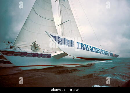 AJAXNETPHOTO. 2e juin 1984. PLYMOUTH, en Angleterre. OSTAR 1984 - - Démarrer - TRAVACREST Saint-laurent skippé par PETER PHILIPS (GBR). PHOTO:ADRIAN MORGAN/AJAX REF:YA TRAVACREST 1984 02 Banque D'Images