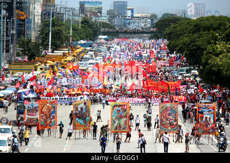 Aux Philippines. Le 25 juillet, 2016. Des milliers de manifestants ont défilé le long de l'Avenue du Commonwealth à Quezon City jusqu'à la route de Batasan dans ce qu'être salué comme un lieu historique sur l'état de la Nation rally. Dirigé par le groupe de coordination a BagongAlyansangMakabayan (bayan) le 25 juillet 2016. BAYAN défilant six grandes murales, les changements sont poussées sous l'ordre du jour des citoyens. © Gregorio B. Dantes Jr./Pacific Press/Alamy Live News Banque D'Images