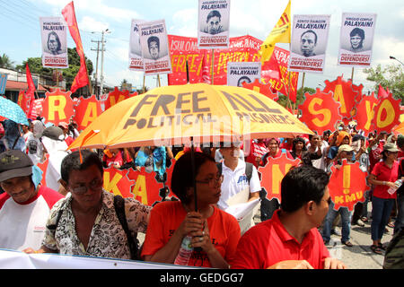 Aux Philippines. Le 25 juillet, 2016. Les droits de l'homme KARAPATAN groupe appelant à libérer tous les prisonniers politiques au cours de la des milliers de manifestants ont défilé le long de l'Avenue du Commonwealth à Quezon City jusqu'à la route de Batasan dans ce qu'être salué comme un lieu historique sur l'état de la Nation rally. Les groupes dirigés par le groupe de coordination Bagong Alyansang Makabayan (bayan) le 25 juillet 2016. Le président Roa Duterte son premier rapport sur l'état de la Nation à l'intérieur de la Chambre des Représentants. © Gregorio B. Dantes Jr./Pacific Press/Alamy Live News Banque D'Images