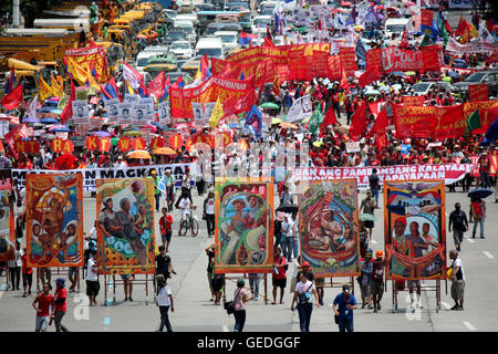 Aux Philippines. Le 25 juillet, 2016. Des milliers de manifestants ont défilé le long de l'Avenue du Commonwealth à Quezon City jusqu'à la route de Batasan dans ce qu'être salué comme un lieu historique sur l'état de la Nation rally. Dirigé par le groupe de coordination a BagongAlyansangMakabayan (bayan) le 25 juillet 2016. BAYAN défilant six grandes murales, les changements sont poussées sous l'ordre du jour des citoyens. © Gregorio B. Dantes Jr./Pacific Press/Alamy Live News Banque D'Images