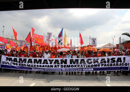 Aux Philippines. Le 25 juillet, 2016. Des milliers de manifestants ont défilé le long de l'Avenue du Commonwealth à Quezon City jusqu'à la route de Batasan dans ce qu'être salué comme un lieu historique sur l'état de la Nation rally. Dirigé par le groupe de coordination a BagongAlyansangMakabayan (bayan) le 25 juillet 2016. BAYAN défilant six grandes murales, les changements sont poussées sous l'ordre du jour des citoyens. © Gregorio B. Dantes Jr./Pacific Press/Alamy Live News Banque D'Images