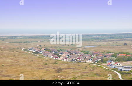 Au vue des maisons typiquement néerlandais sur l'île d'Ameland, Pays-Bas Banque D'Images