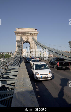 Occupé à la fin de l'après-midi le trafic sur le pont des Chaînes Banque D'Images