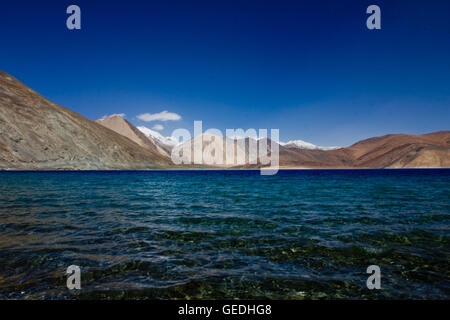 Vue sur Lac Pangong Tso au Cachemire Banque D'Images