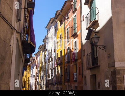 Maisons colorées typiques de la ville de Cuenca, Espagne Banque D'Images