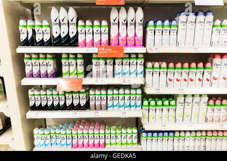 Anti-transpirant déodorant déodorant Dove boîtes aérosols produits aérosols comprimé pharmacie afficher UK Angleterre Banque D'Images