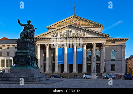 Géographie / voyage, Allemagne, Bavaria, Munich, Statue/monument au roi Maximilien 1er de Bavière Max-Joseph-Platz Nationaltheater München (en dehors du Théâtre National de Munich), Ville de München (Munich), utilisez-No-Exclusive Banque D'Images