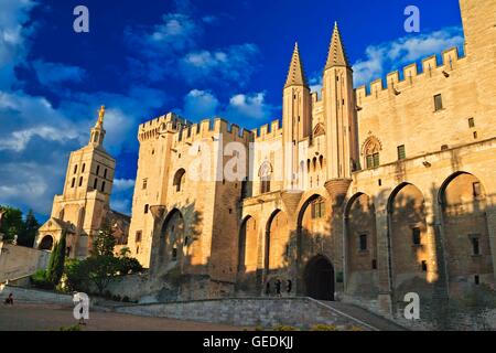 Géographie / voyages, France, Provence, Avignon, Palais des papas le long de la Place du Palais dans la ville médiévale fortifiée d'Avignon, Vaucluse, Provence, Europe, No-Exclusive-utilisation. Banque D'Images