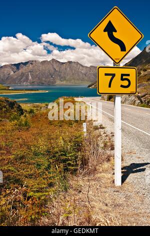 Géographie / voyages, Nouvelle-Zélande, île du Sud, signe de route, le lac Hawea, Central Otago, île du Sud, No-Exclusive-Utilisation Banque D'Images