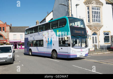 Un Alexander Dennis Enviro 400 exploité par Premier Truro Cornwall arrive à la station de bus. C'est de la ligne U1 à Falmouth Banque D'Images