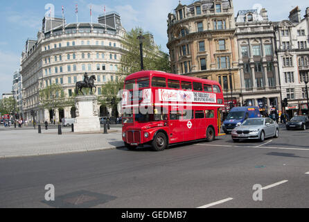 Une AEC Routemaster bus exploités par Stagecoach Londres sur le patrimoine la route 15 passe la statue du roi Charles Ier à Trafalgar Sqr. Banque D'Images