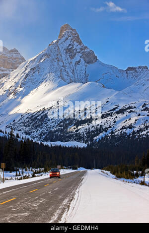Géographie / Voyages, Canada, Alberta, Smart Car éclipsé par Hilda Peak (3060 mètres/pieds 10039), vue du début de la Parker Ridge Trail le long de la promenade des Glaciers Banque D'Images