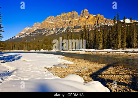 Géographie / Voyages, Canada, Alberta, Banff National Park, Castle Mountain (2862 mètres/9390 pieds), et la rivière Bow, à la fin de l'hiver, l'autoroute 93, le parc national Banff, Canadian Rocky M Banque D'Images