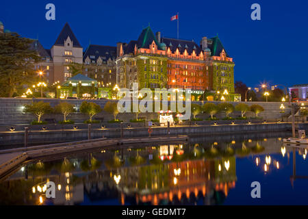 Géographie / Voyages, Canada, Colombie-Britannique, Victoria, l'hôtel Empress illuminé (Fairmont Hotel), un célèbre monument dans le port intérieur de Victoria, île de Vancouver, Colombie-Britannique, Banque D'Images