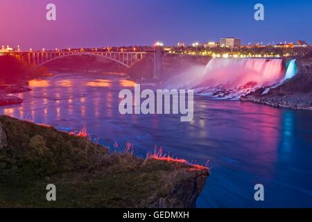Géographie / voyages, le Canada, l'Ontario, les chutes américaines et le pont en arc-en-ciel vu de la rive canadienne de la rivière Niagara pendant la Fête des Lumières, Niagara Falls, Ontario, Banque D'Images