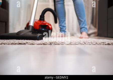 Tapis d'accueil et le nettoyage des sols dans la salle de séjour Banque D'Images