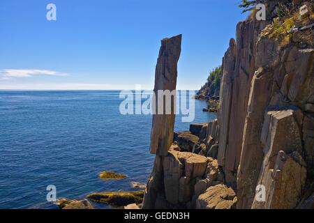 Géographie / voyages, le Canada, la Nouvelle-Écosse, l'équilibre entre le Rock à St Mary's Bay sur Long Island, et des îles Digby Scenic Drive, Route 217, Baie de Fundy, en Nouvelle-Écosse, Banque D'Images