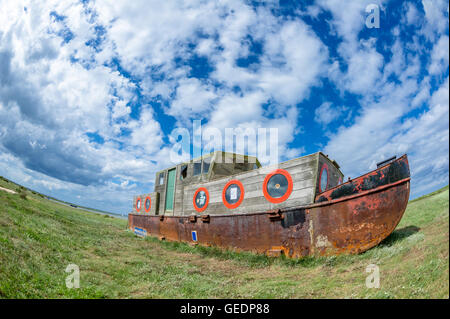 Fer rouille barge, échoué sur les rives de la boue à Blakeney, Norfolk, Angleterre. Banque D'Images