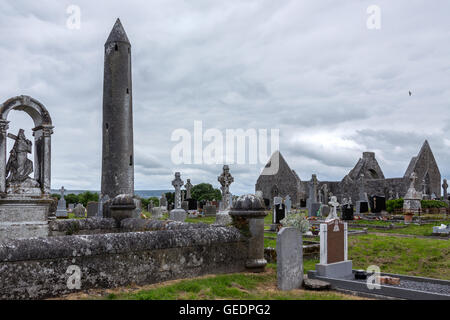 Monastère Kilmacduagh et Tour Ronde - une abbaye en ruine près de la ville de Gort dans le comté de Galway, Irlande. Banque D'Images