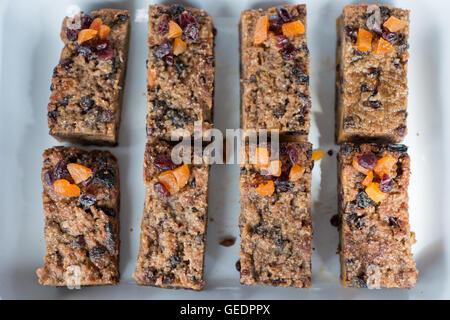 Une maison saine fait snack-de six fruits secs, l'avoine, les barres granola avec des morceaux d'abricot, de raisin sec, de canneberge et de l'avoine grillée Banque D'Images