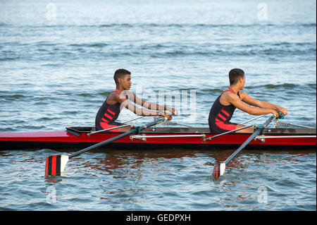 RIO DE JANEIRO - le 2 avril 2016 : rameurs se préparent à concourir dans une course sur Lagoa Rodrigo de Freitas Lagoon, un site olympique. Banque D'Images