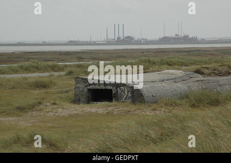 Même aujourd'hui ces casemates du mur de l'Atlantique d'Hitler de LA SECONDE GUERRE MONDIALE restent visibles dans le paysage côtier. Ici à Thyborøn, au Danemark. Banque D'Images