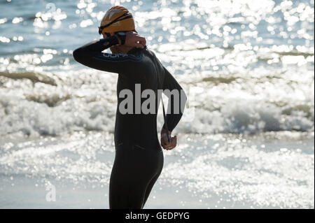 RIO DE JANEIRO - le 3 avril 2016 : Silhouette d'un athlète de la préparation pour une baignade au bord de la plage de Copacabana. Banque D'Images