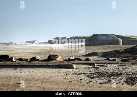 Même aujourd'hui ces casemates du mur de l'Atlantique d'Hitler de LA SECONDE GUERRE MONDIALE restent visibles dans le paysage côtier. Ici à Thyborøn, au Danemark. Banque D'Images