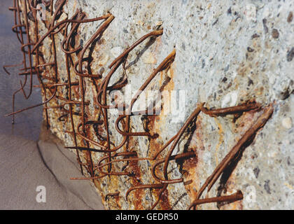 Même aujourd'hui ces casemates du mur de l'Atlantique d'Hitler de LA SECONDE GUERRE MONDIALE restent visibles dans le paysage côtier. Ici à Thyborøn, au Danemark. Banque D'Images