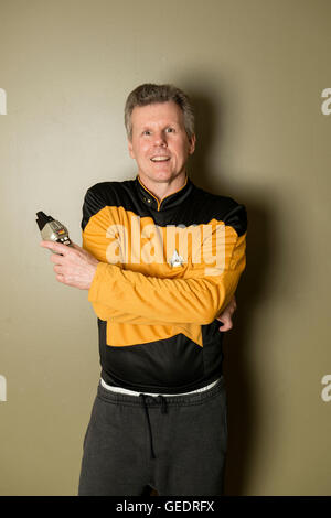 Cosplayeuse habillé comme un membre de l'équipe du film et séries télé Star Trek pose pour les photographies à un Comic Con convention. Banque D'Images