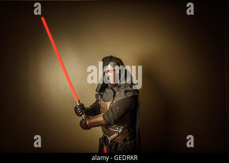 Cosplayeuse habillée en personnage Star Wars Kylo Ren, pose pour une photo à Comic Con convention. Banque D'Images