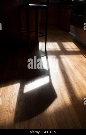 Ombres sur le plancher de cuisine en bois Banque D'Images