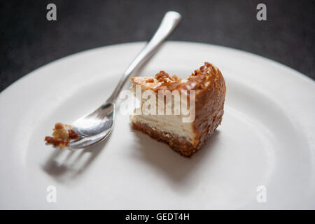 Gâteau au fromage avec croûte de biscuits Graham sur la plaque avec une fourchette Banque D'Images