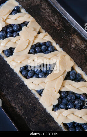 Prêt à cuire la tarte aux bleuets Banque D'Images