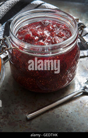 Confiture de figues dans un bocal en verre avec cuillère Banque D'Images