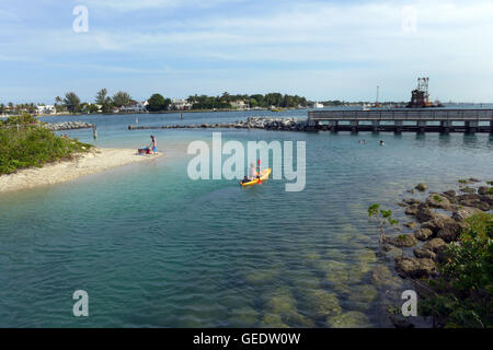 Un kayak dans les eaux autour de l'arachide par l'homme dans l'île du sud du comté de Palm Beach en Floride. Banque D'Images
