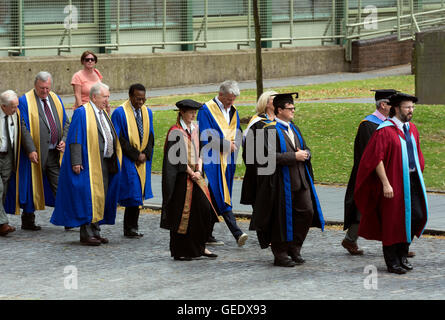 La procession d'universitaires à l'Université de Coventry le jour de graduation, Coventry, Royaume-Uni Banque D'Images
