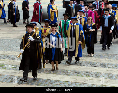 La procession d'universitaires à l'Université de Coventry le jour de graduation, Coventry, Royaume-Uni Banque D'Images