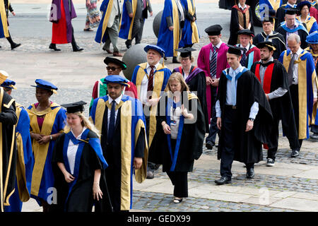 La procession d'universitaires à l'Université de Coventry le jour de graduation, Coventry, Royaume-Uni Banque D'Images