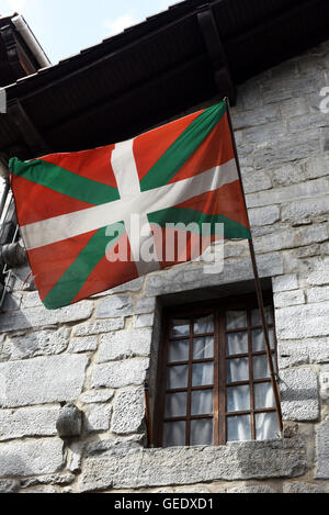 Drapeau Basque à Lesaka en Navarra Espagne Banque D'Images