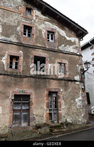 Vieille maison à l'abandon de Etxalar en Navarra Espagne Banque D'Images