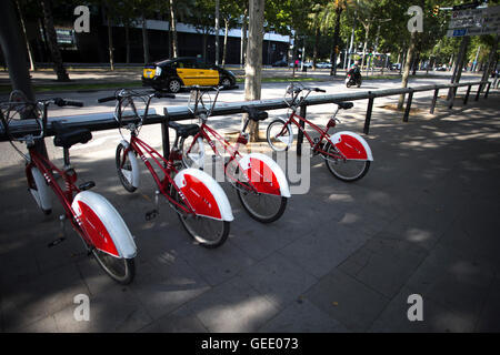 Ligne de service de location de vélos sur l'Avinguda Diagonal à Barcelone. Banque D'Images