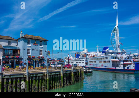 Pont des Docks Tavern Pub Wight Tour Spinnaker Ferry Portsmouth Hampshire Banque D'Images