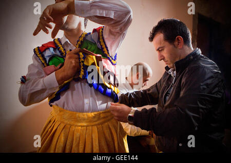 La préparation de 'Danza de los Zancos Anguiano, danse folklorique",La Rioja, Espagne Banque D'Images