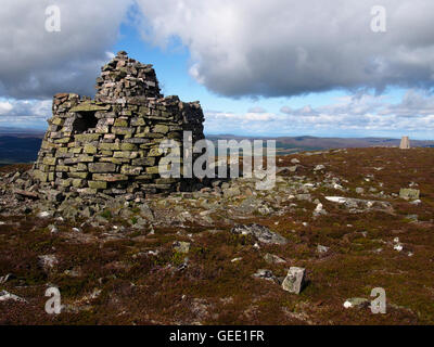 Grand cairn sur Creagan a' chaise, collines de Cromdale, Ecosse Banque D'Images