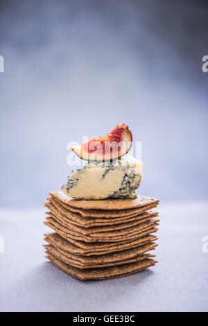 Garnir de fromage et craquelins fig wedge Banque D'Images